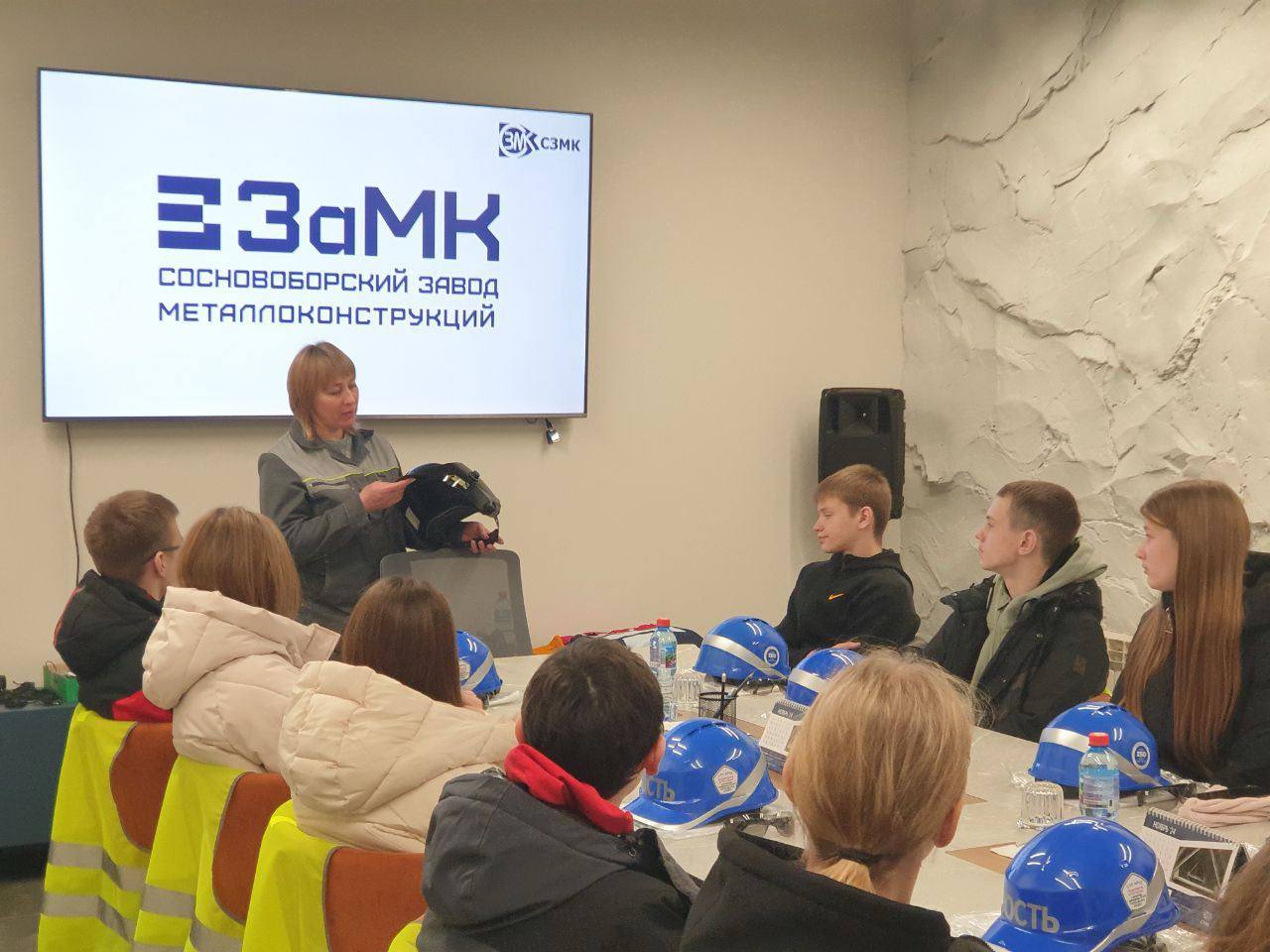 Престиж рабочих профессий: школьникам показали производство металлоконструкций на заводе в Сосновоборске